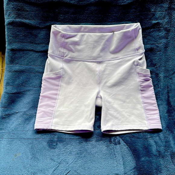 Lilac Fabletics shorts with pockets - Picture 1 of 6